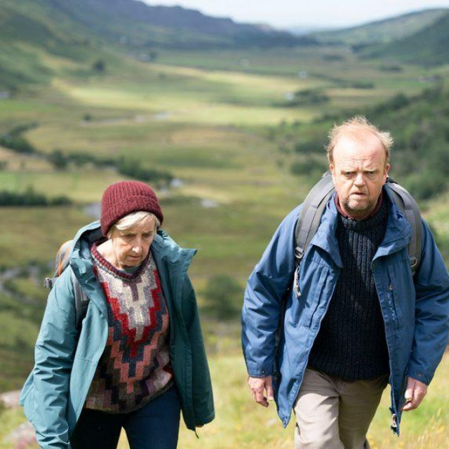 Mr Bates vs Post Office

Toby Jones kao Alan Bate i Julie Hesmondhalgh kao Suzanne

 