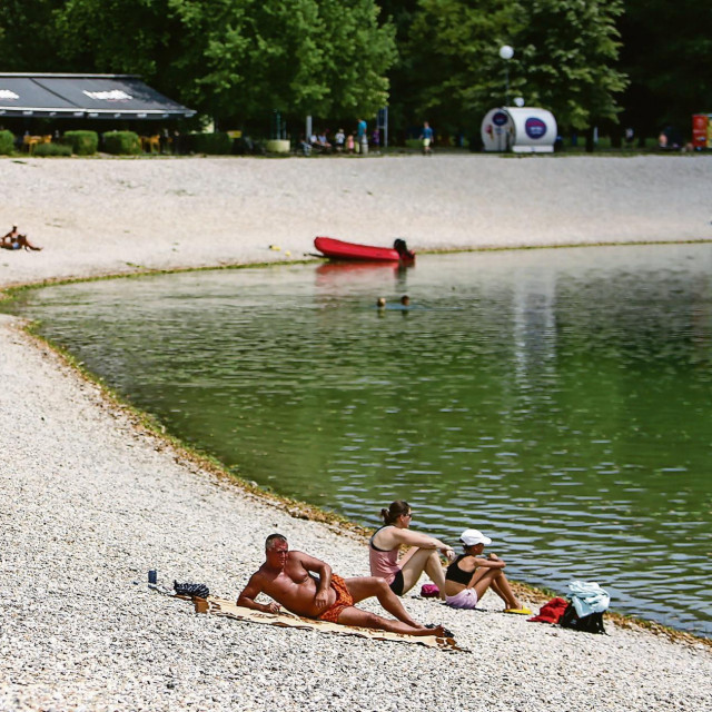 Fotografija s Jaruna snimljena ovih dana. Vrijeme je sunčano, voda topla, a kupača gotovo i nema