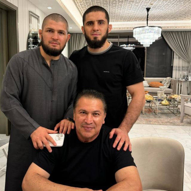 Khabib Nurmagomedov (gore lijevo), Islam Makhachev (gore desno) i Javier Mendez (dolje)