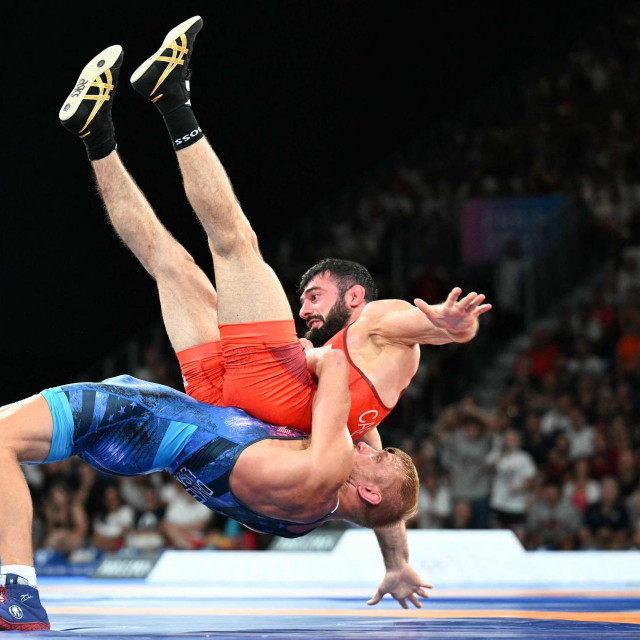 Khetag Tsabolov (crveni) vs. Kyle Dake (plavi)