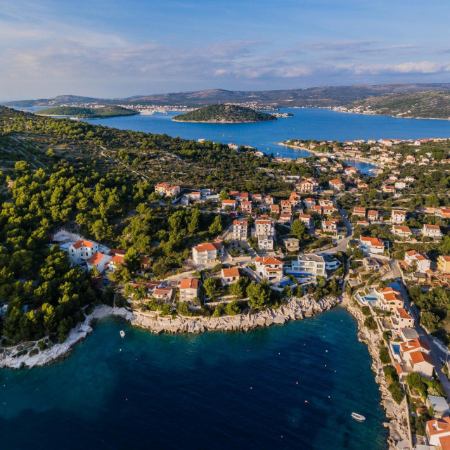 Ražanj, uvala Očeva Luka i u pozadini Rogoznica