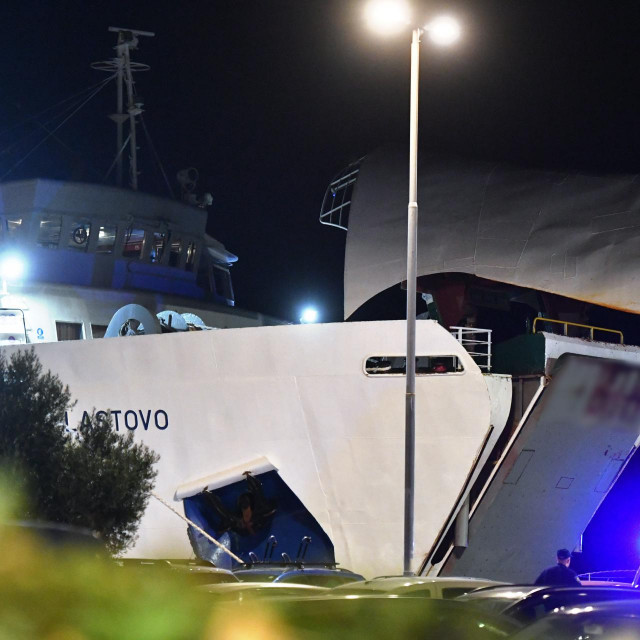 Rampa trajekta Lastovo na Lošinju priklještila mornare