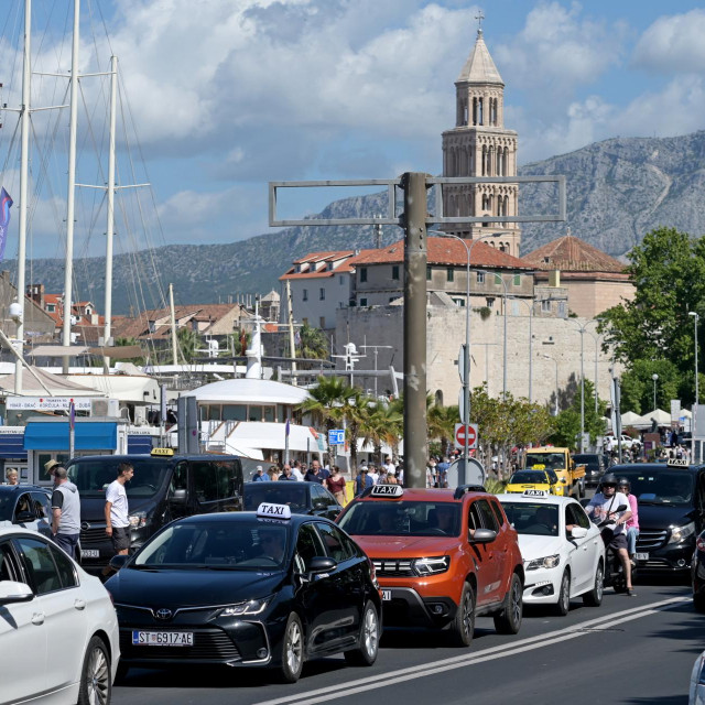 Prosvjedna vožnja vozača Ubera zbog sniženih cijena vožnje