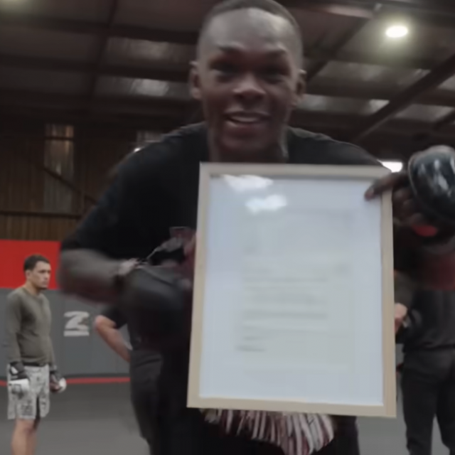 Israel Adesanya pokazuje svoj ugovor prije UFC-a