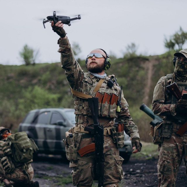 Ukrajinski vojnici s dronom (arhivska fotografija)