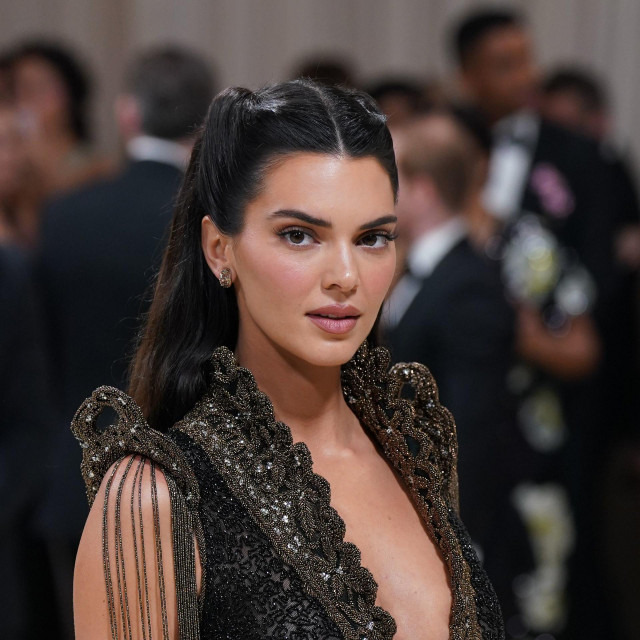 Kendall Jenner prakticira masažu lica gua sha kamenom
 