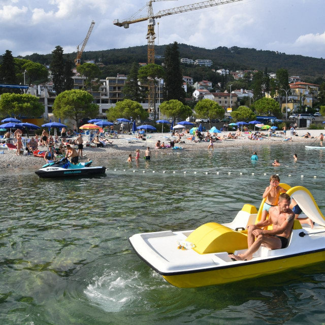 Prizori s plaže Ičići nakon zabrane kupanja