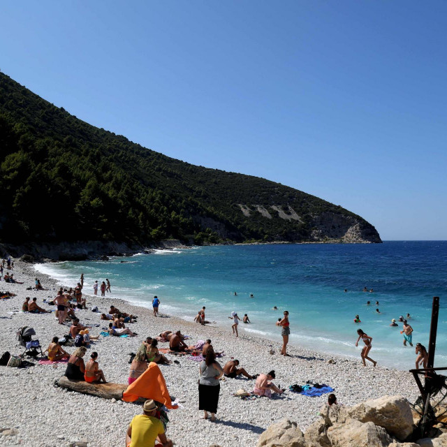 Turisti na plaži u Sazanu