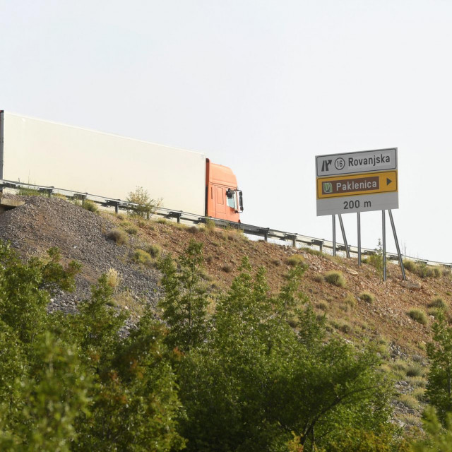 Table uz izlaz Rovanjska na autocesti blizu Masleničkog mosta
 