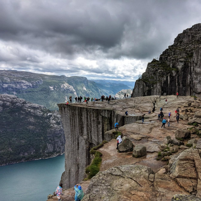 Turisti na Pulpitu (Preikestolen) u Norveškoj