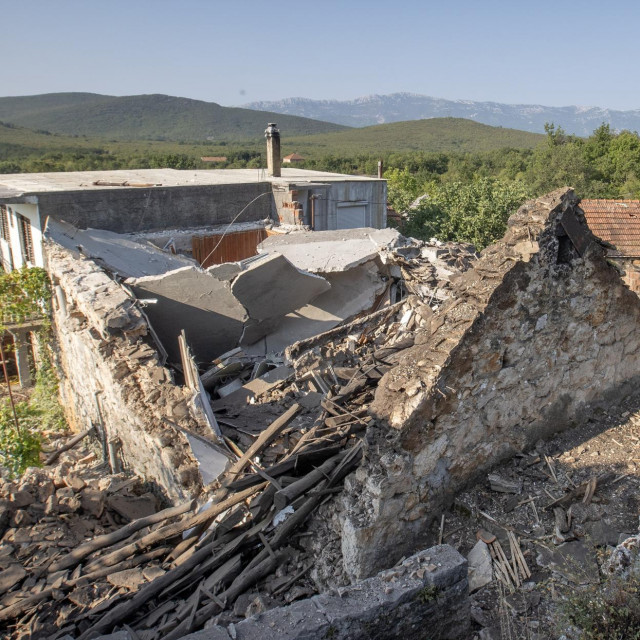 Stara kamena kuća potpuno se urušila nakon eksplozije, navodno uzrokovane curenjem plina za domaćinstvo, koja se dogodila noćas oko 3 sata u zaseoku Vinine pored mjesta Ugljane kod Trilja. U trenutku eksplozije u kući nije bilo nikoga
 