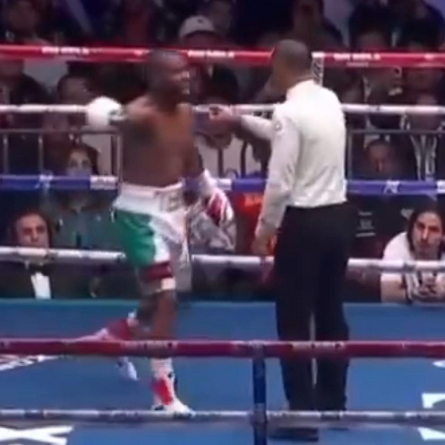 Mayweather izbacuje suca