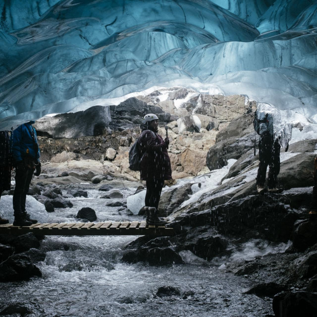 Turisti u špiljama Breidamerkurjökull ledenjaka