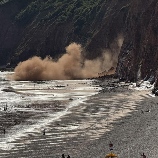 Stijena koja se odronila umalo pala na kupače na plaži