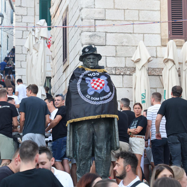 ‘Ne streme ti mladi obnavljanju neke ustaške države. Njima je prije svega do strke, do ‘živosti‘, kako je to jedan značajni pjesnik svojedobno formulirao‘, kaže Žarko Puhovski