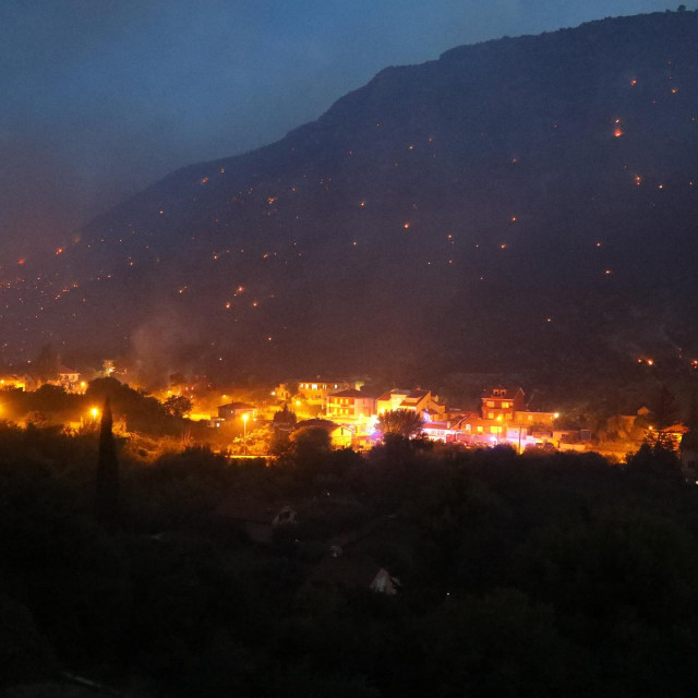 Vatra se približila kućama