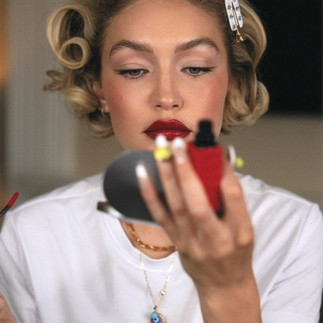 Gigi Hadid u ovom looku nosi Maybelline Sky High maskaru