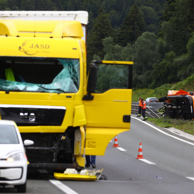 Teška prometna nesreća na autocesti Rijeka - Zagreb, između tunela Podvugleš i Čardak u smjeru Zagreba 