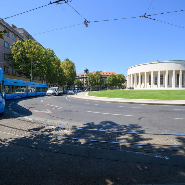 Sasvim slučajan ljetni gradski prizor iz centra u kojem se automobili jedva naziru