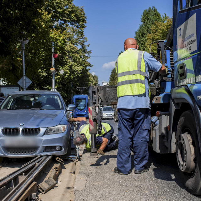 Automobil upao u raskopane tračnice na Savskoj cesti