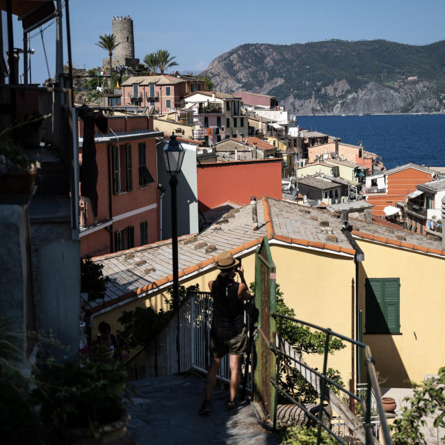 Situacija je u Italiji sljedeća: Stvara se narativ da turizam - jedina djelatnost koja donosi doista epske novce Italiji - postao nepodnošljiv jer stvara prevelike gužve pa svi trebaju participirati u njihovim zaradama