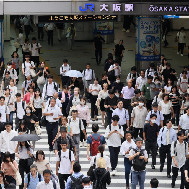 Japan poznaje i fenomen ”karoshi” - ”smrt od prekomjernog rada”. Prema podacima Ministarstva zdravstva, rada i socijalne skrbi za 2022. godinu, 54 su osobe preminule od bolesti mozga i srca koje su povezane upravo s prekomjernim radom