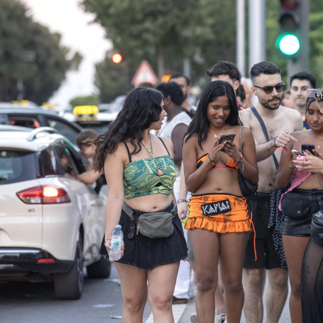 Gužva s taxi vozilima ispred Parka mladeži na ovogodišnjem Ultra Europe festivalu

 