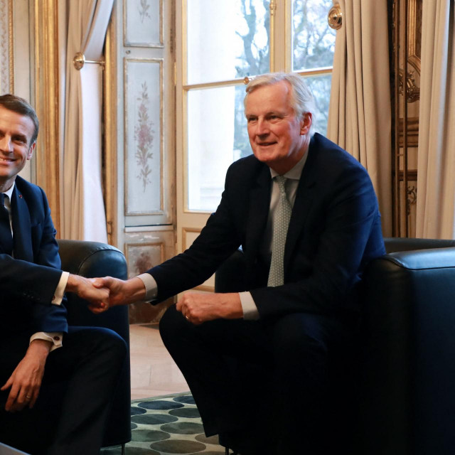 Emmanuel Macron i Michel Barnier 