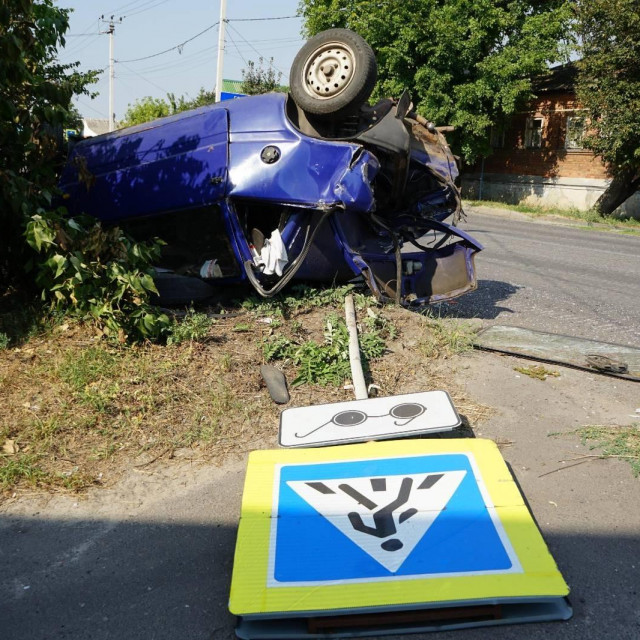 Stanje u ruskoj Sudži koju su osvojili Ukrajinci. Uništeni automobil.