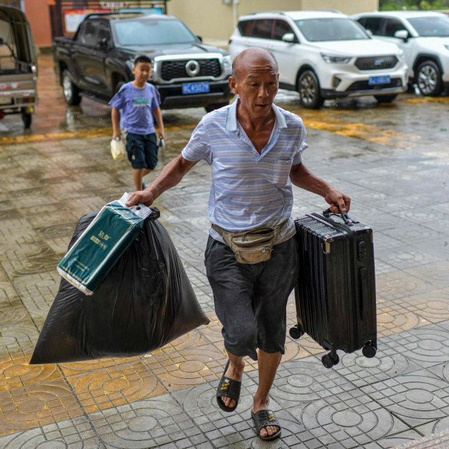 Pokrajina Hainan, stanovnici bježe u privremena skloništa