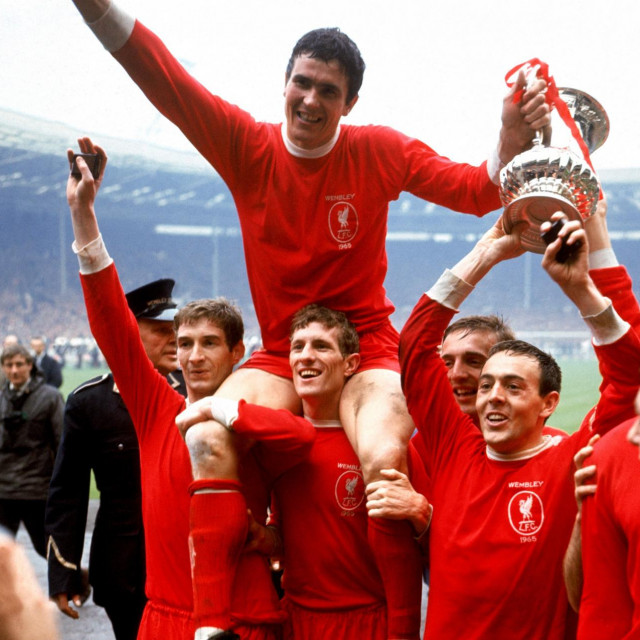 Ron Yeats drži trofej pobjednika FA kupa