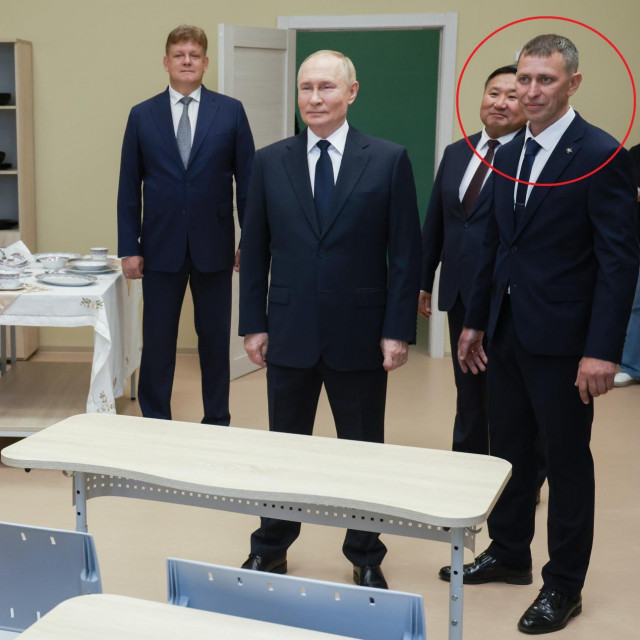 Vladimir Putin i ravnatelj škole (u crvenom krugu)