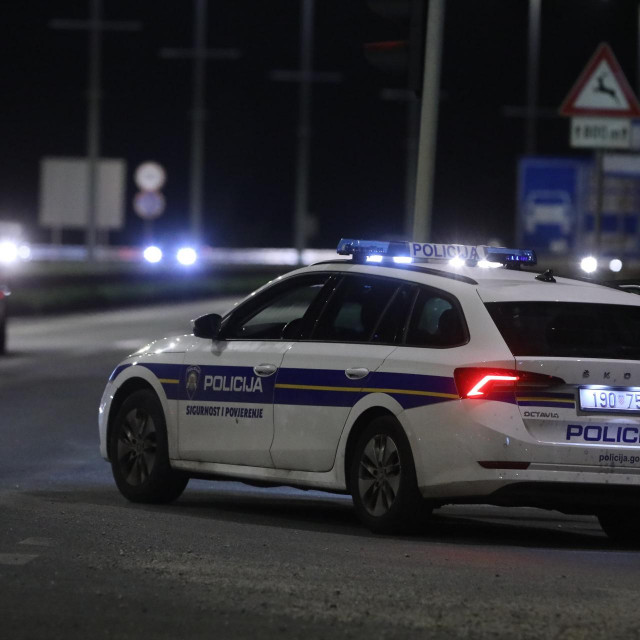 Zagreb, 100824.
Izlaz na autocestu A3 kod Kosnice.
Na autocesti A3 smjer zapad (32km), dogodila se prometna nesreca u kojoj je kombi vozilo udarilo u zastitnu ogradu te se prevrnulo, a kojom prilikom je jedna osoba smrtno stradala.