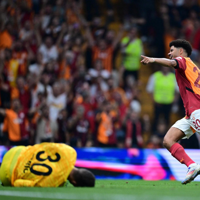 Gabriel Sara, igrač Galatasaraya i Ivo Grbić, golman Rizespora