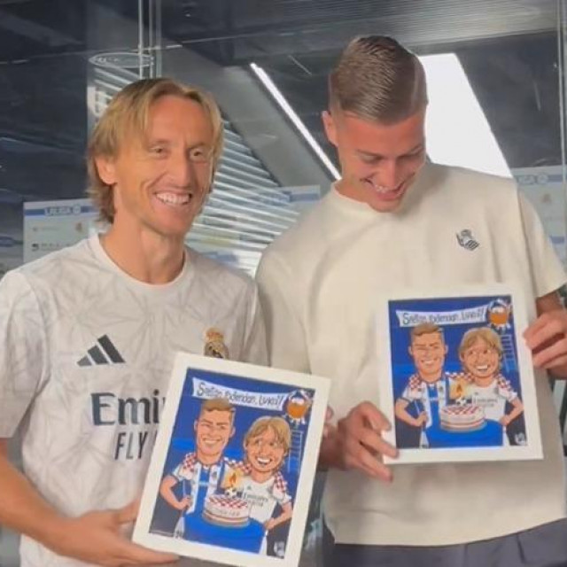 Luka Modrić i Luka Sučić s poklonima