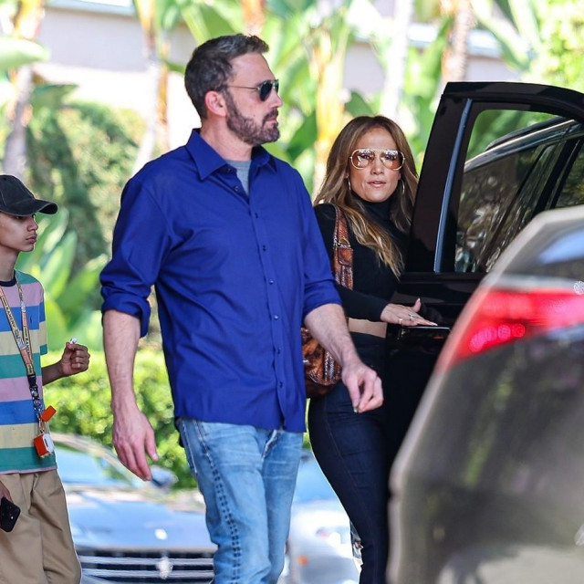 Ben  Affleck i Jennifer Lopez pred hotelom Beverly Hills