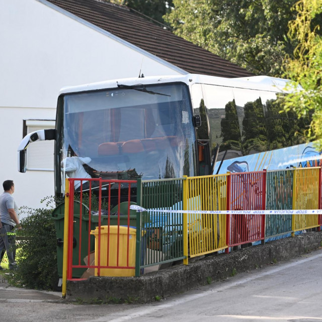 Autobus u Sinju uletio u dvorište vrtića