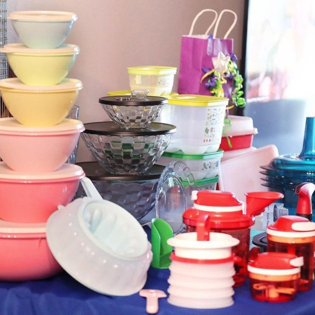 Tupperware items, including a set of ”retro” storage containers at left, rest on a table during a Tupperware party in Sebastian, Florida, on Wednesday, May 18, 2022. (Stephen M. Dowell/Orlando Sentinel/TNS/ABACAPRESS.COM - NO FILM, NO VIDEO, NO TV, NO DOCUMENTARY,Image: 768479595, License: Rights-managed, Restrictions:, Model Release: no, Credit line: TNS/ABACA/Abaca Press/Profimedia