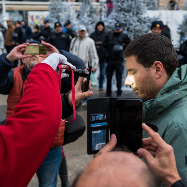 Ivan Pernar često dolazi na prosvjede Molitelja i kontraprosvjed na Trgu bana Josipa Jelačića  