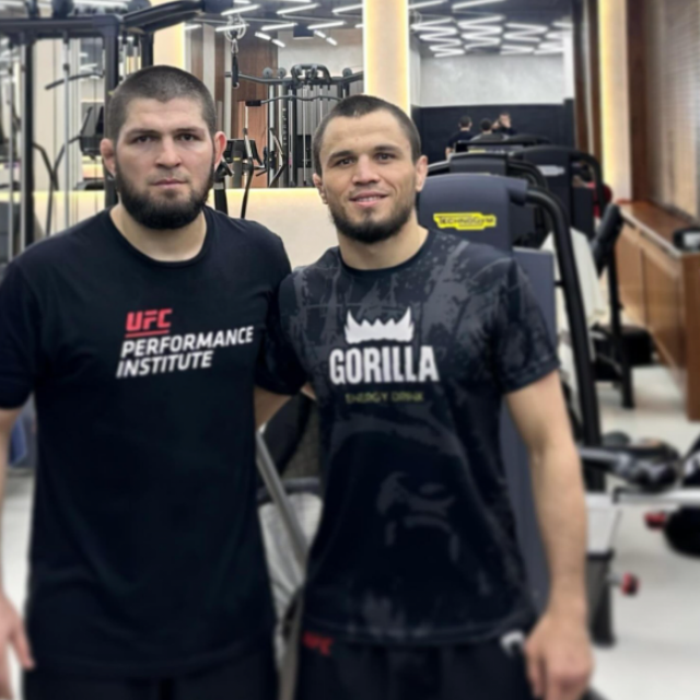 Khabib Nurmagomedov (lijevo) i Umar Nurmagomedov (lijevo)