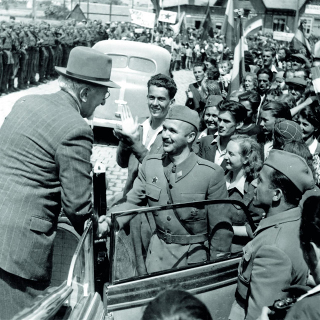 Vladimir Nazor i Većeslav Holjevac među mnoštvom Zagrepčana u svibnju 1945.