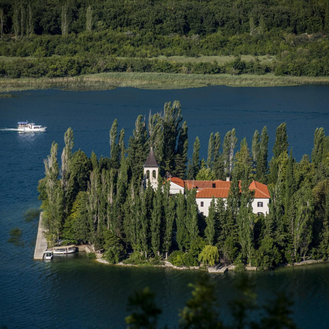 Vidikovac u NP Krka s kojeg se pruža predivan pogled na otok Visovac