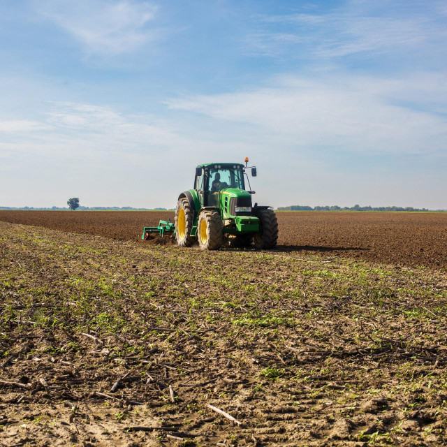 Traktor obrađuje oranicu u Slavoniji
 