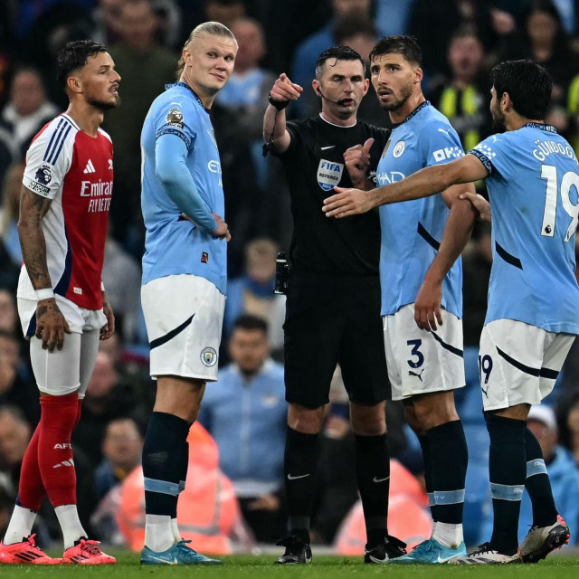 Michael Oliver okružen igračima Cityja