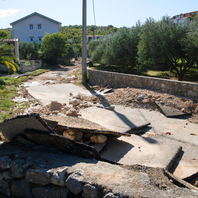 Bujična poplava koja je izbila u mjestu Mlaka Draga u općini Obrovac izbila je asfalt na lokalnim cestama