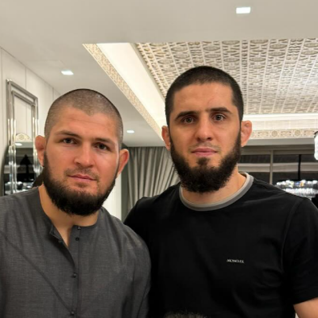 Khabib Nurmagomedov (lijevo) i Islam Makhachev (desno)