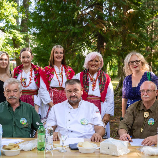 Rikafest je organiziran treću godinu uz natjecanja u rici jelena i pripremi lovačkog kotlića