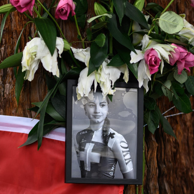 Fotografija Muriel Furrer postavljena  uz švicarsku zastavu u Zürichu