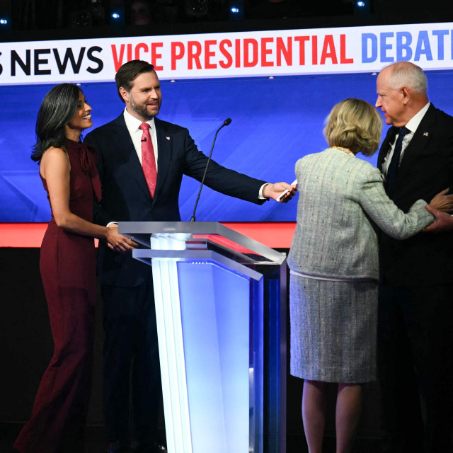  J.D. Vance i Tim Walz sa surugama nakon debate