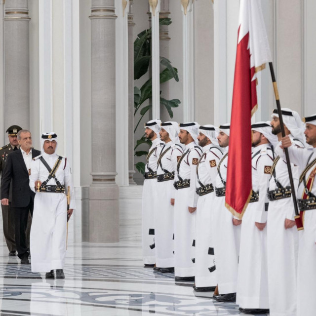 Emir Tamim bin Hamad al-Tani (lijevo) i iranski predsjednik Masud Pezeškian u Dohi